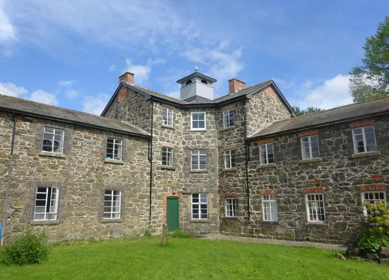 Llanfyllin Workhouse - Y Dolydd Hostel Bagian luar foto